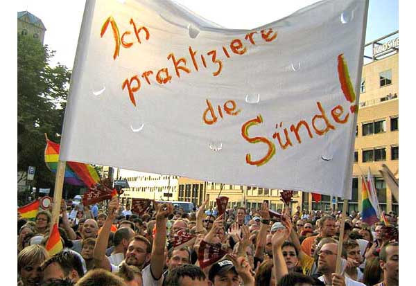 Homosexuals greet Pope at WYD